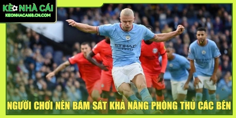 Người chơi nên bám sát khả năng phòng thủ các bên